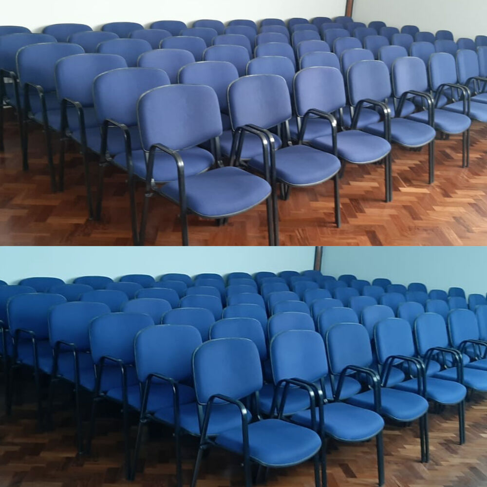 Antes e depois de cadeiras azuis de auditório higienizadas