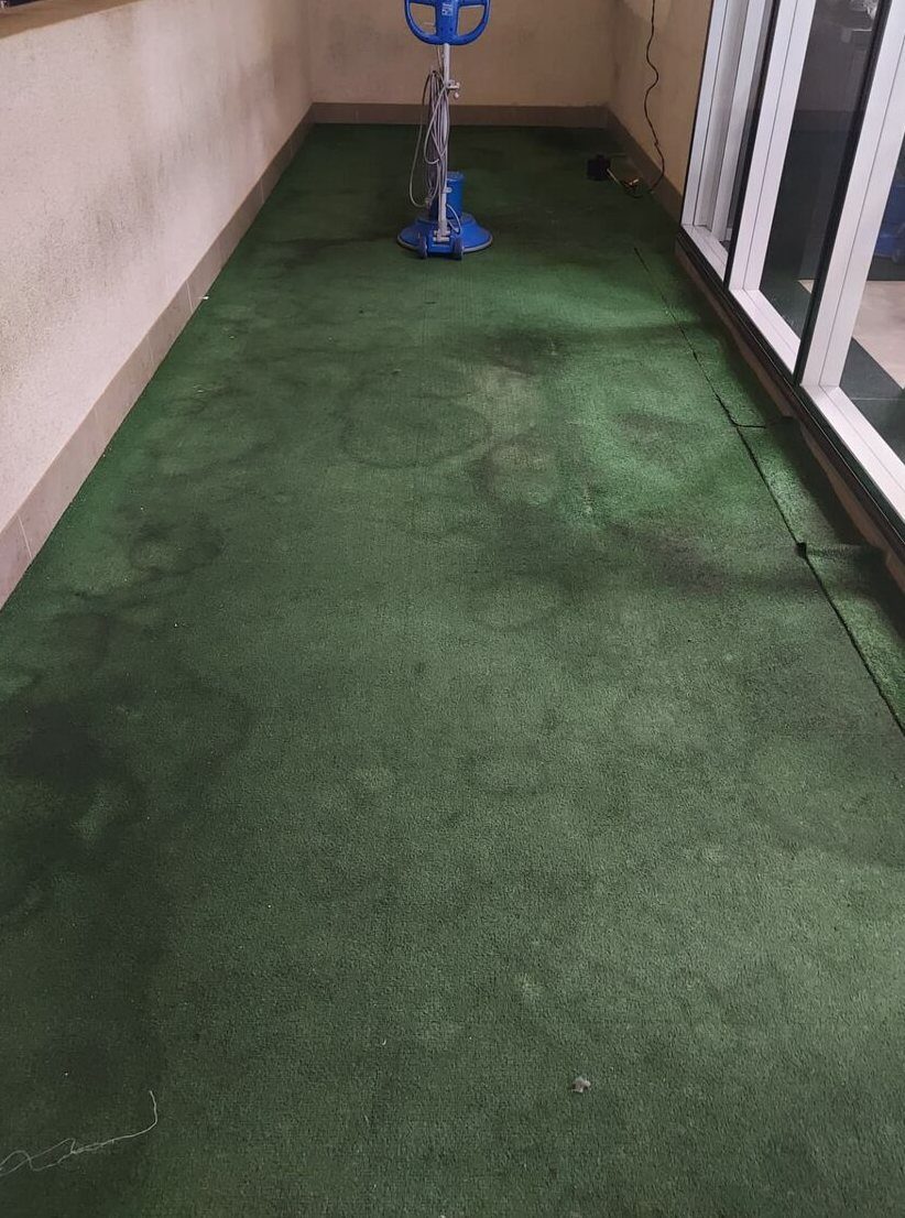 Antes: forração verde de varanda, com marcas de sujeira no centro antes e limpa depois