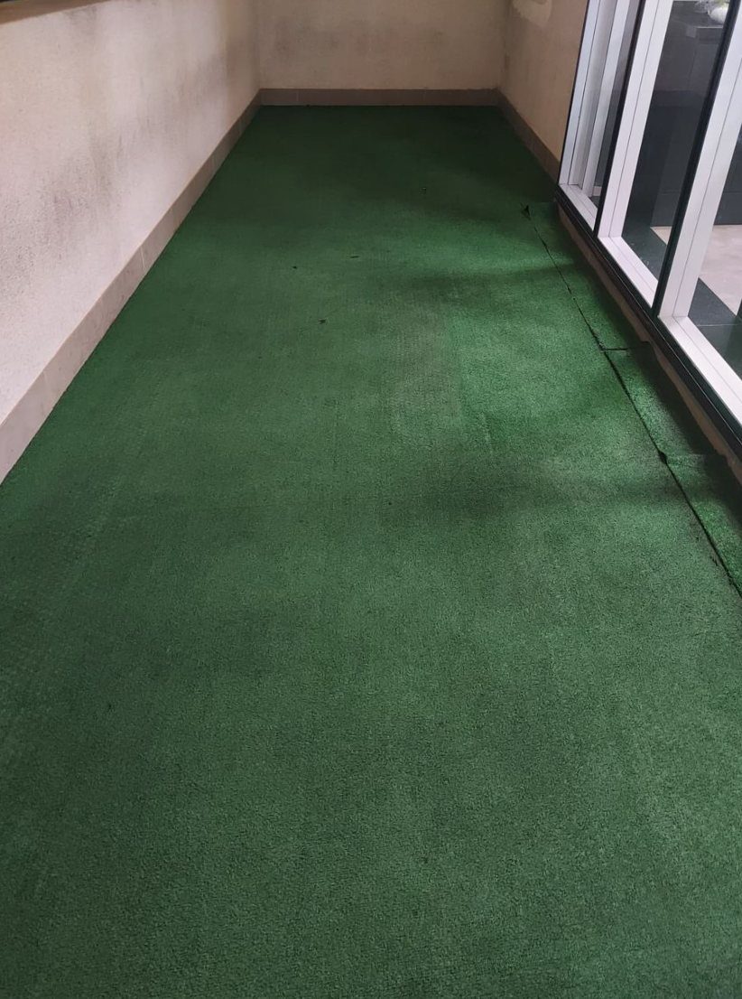 Depois: forração verde de varanda, com marcas de sujeira no centro antes e limpa depois