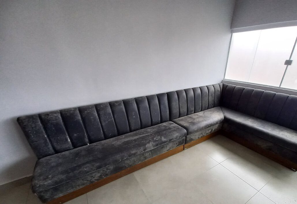 Antes: banco de canto em couro preto, ressecado e esbranquiçado antes e escuro e uniforme depois