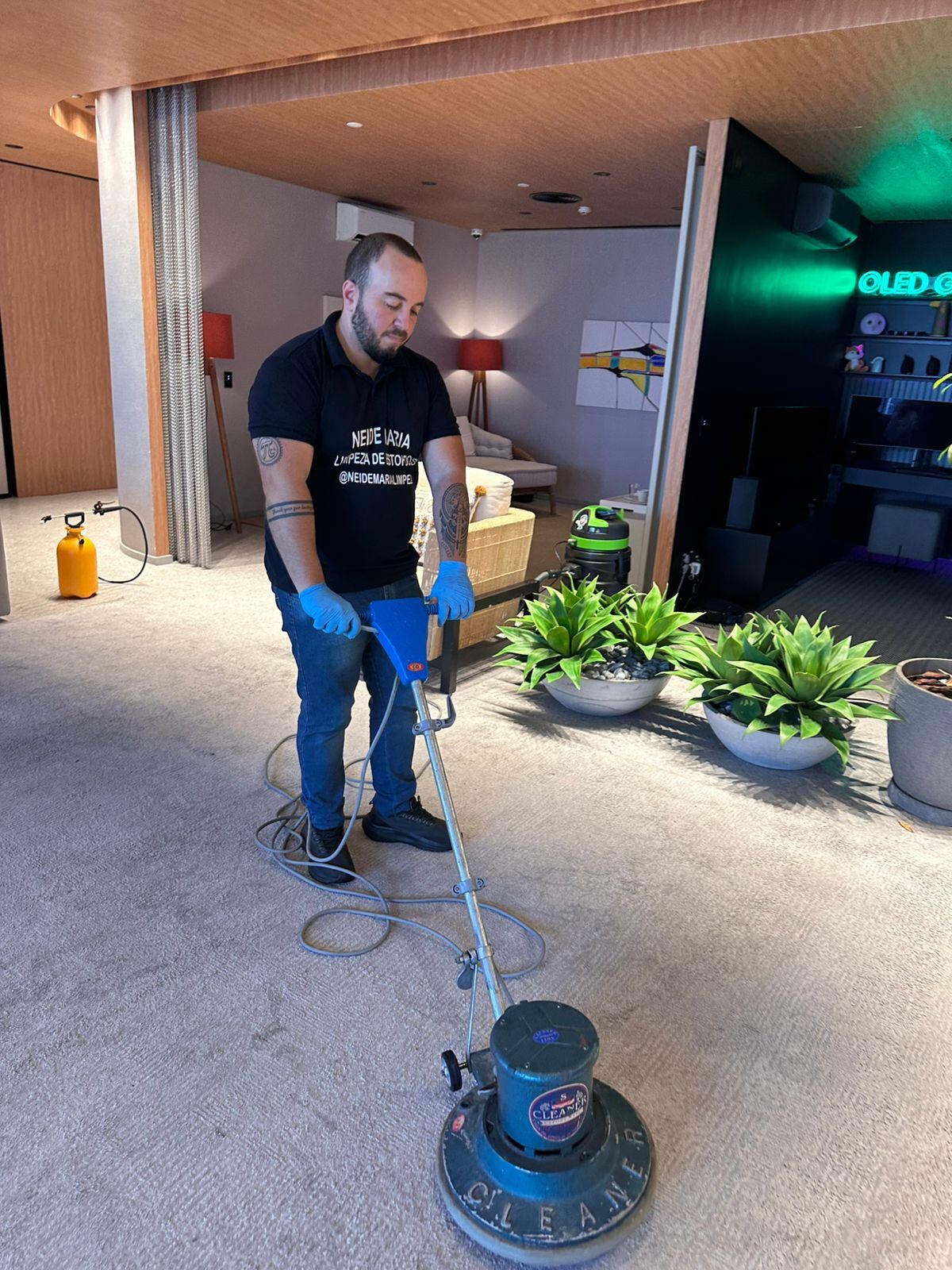 Enceradeira profissional higienizando carpete corporativo