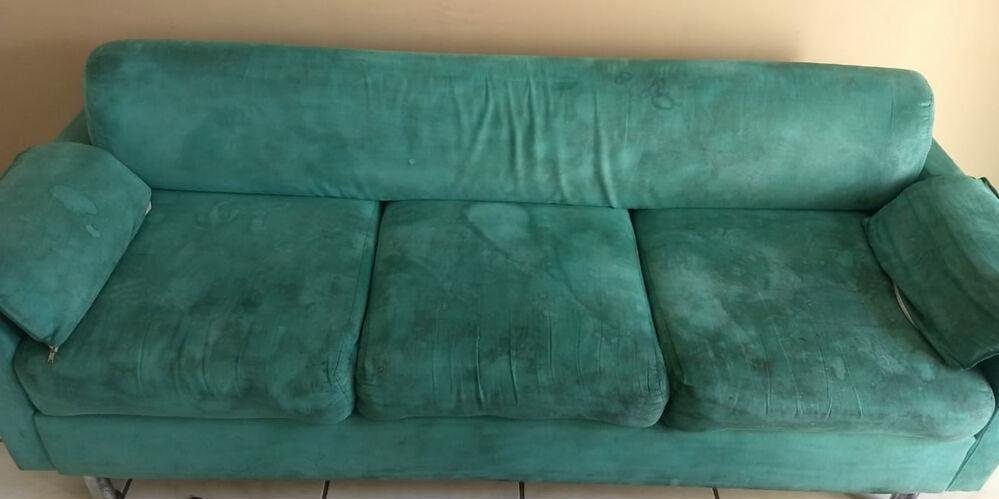 Antes: sofá verde de três lugares, com manchas escuras nos assentos antes e cor uniforme depois